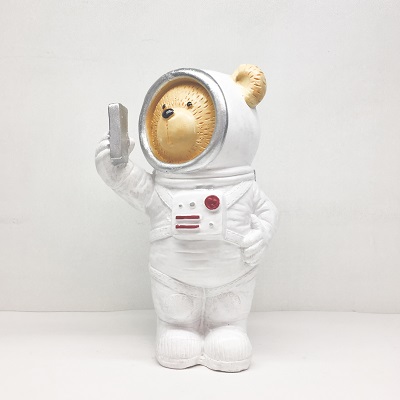 تندیس خرس فضانورد ۲